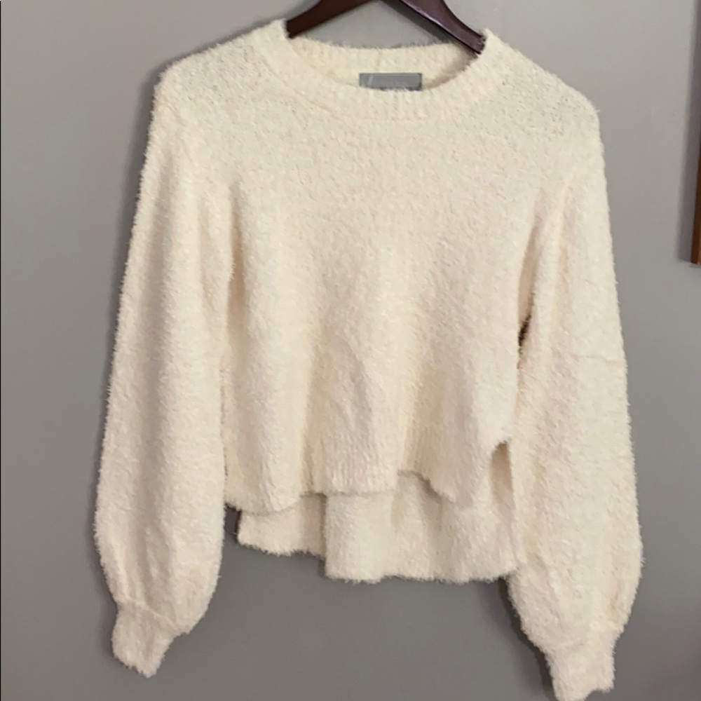 NWOT SOFT CREAM CROPPED SWEATER